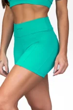 Modelo vestindo o Shorts Taís Enseada.
