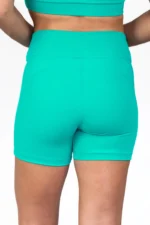 Modelo vestindo o Shorts Taís Enseada vista traseira.