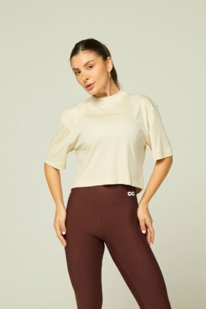 Modelo vestindo o cropped T-Shirt Duda Off White.