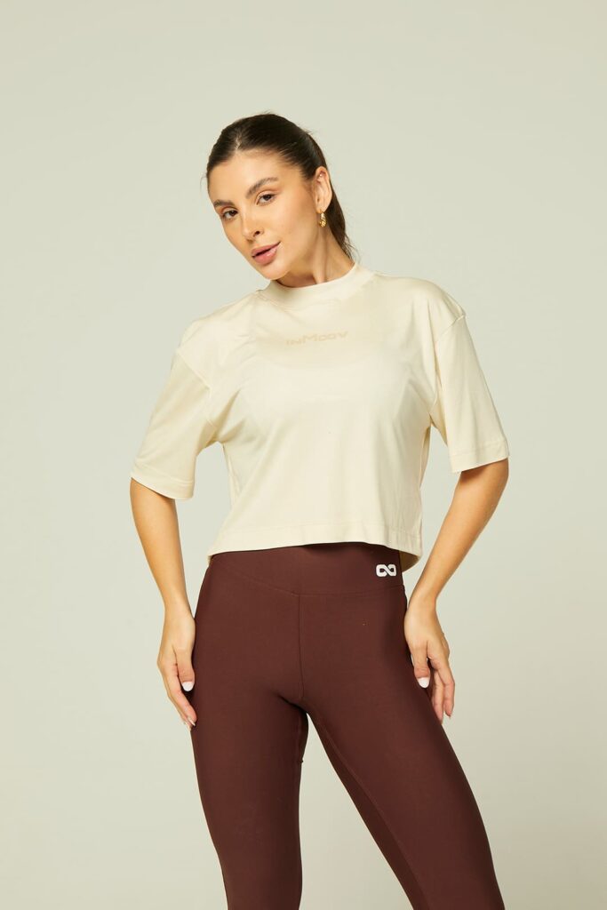 Modelo vestindo o cropped T-Shirt Duda Off White.