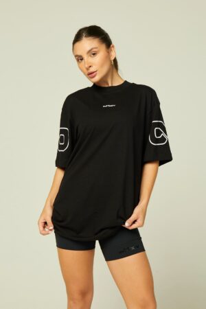 Modelo vestindo a camiseta Over Carol Preta.