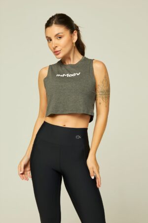 Modelo vestindo o Cropped Regata Julia Chumbo.