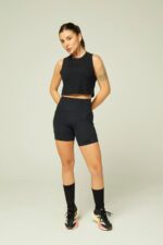 Modelo vestindo o Cropped Regata Julia Preto.