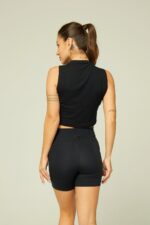 Modelo vestindo o Cropped Regata Julia Preto de costas.