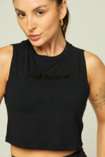 Modelo vestindo o Cropped Regata Julia Preto.