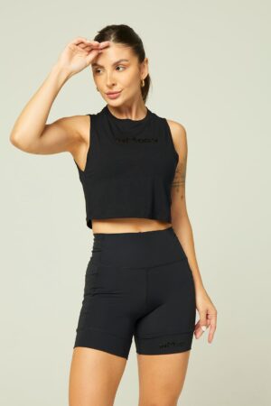 Modelo vestindo o Cropped Regata Julia Preto.