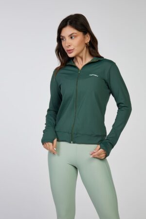 Modelo vestindo a Jaqueta Paola Botanical.