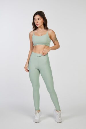 Modelo vestindo a Calça Legging Tais.