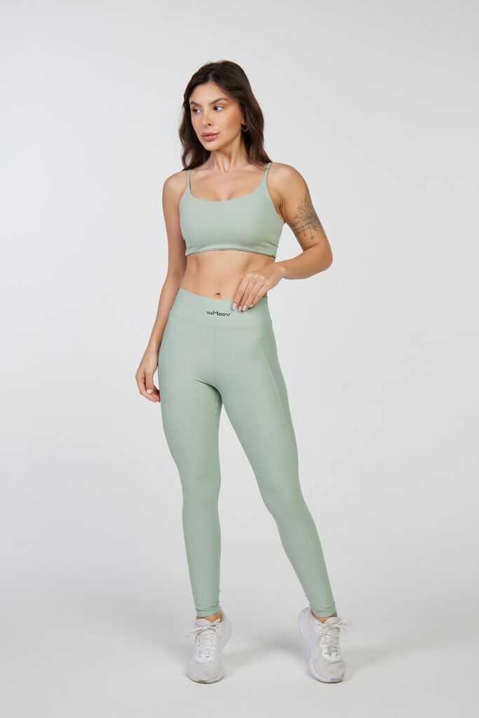 Modelo vestindo a Calça Legging Tais.