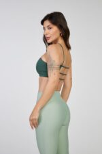 Modelo vestindo Top Amanda.