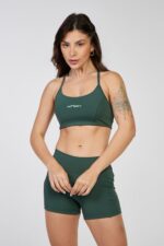 Modelo vestindo Top Amora Aloe.