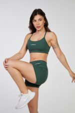 Modelo vestindo Top Amora.