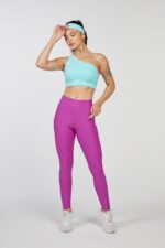 Modelo Vestindo a Legging Tais