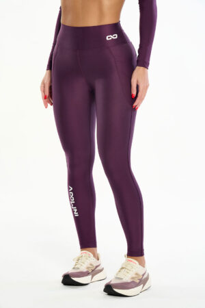Modelo Vestindo a Legging Barbara Monarca