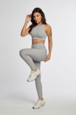 Modelo Vestindo a Legging Dani.
