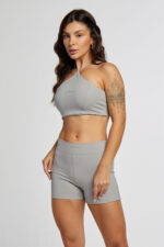 Modelo Vestindo oShorts Valeria.