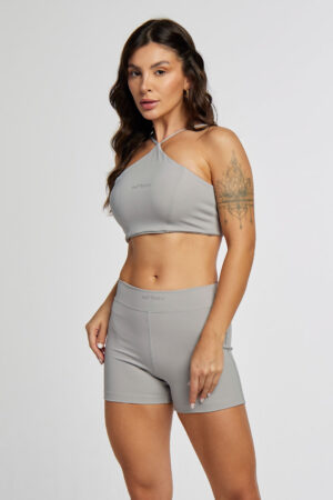 Modelo Vestindo oShorts Valeria.